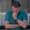 Jair Bolsonaro na garagem de casa durante julgamento no STF