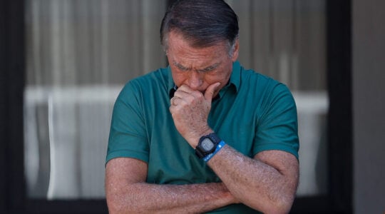 Jair Bolsonaro na garagem de casa durante julgamento no STF