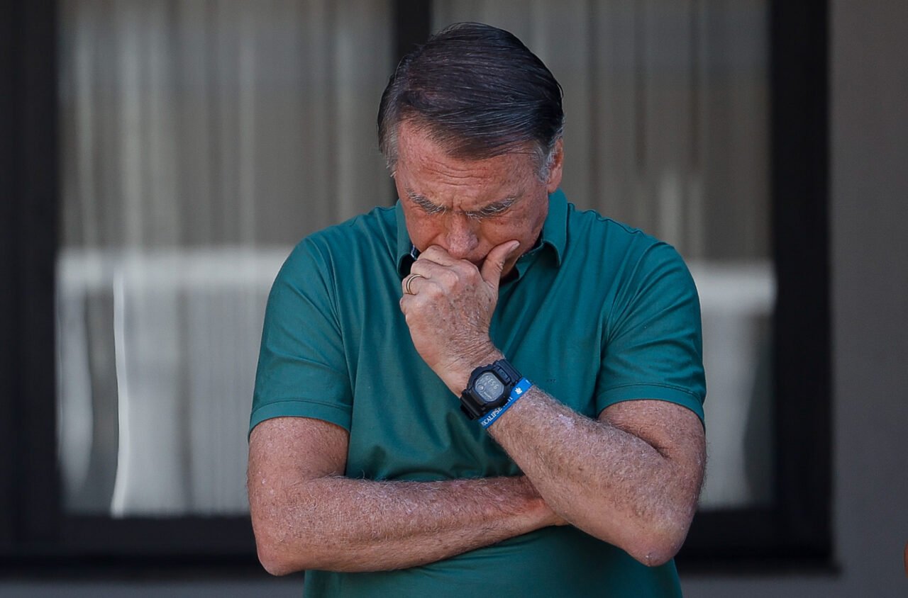 Jair Bolsonaro na garagem de casa durante julgamento no STF