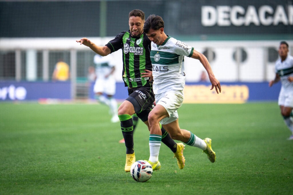 O lateral-esquerdo João Almeida, em América-MG x Coritiba