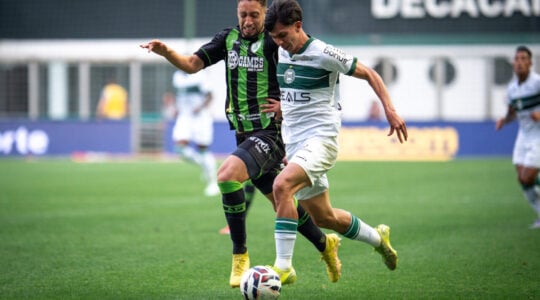 O lateral-esquerdo João Almeida, em América-MG x Coritiba