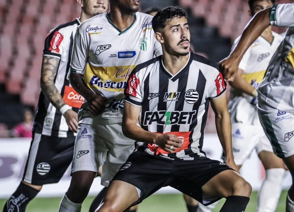O zagueiro Léo Dourado, do Athletic-MG