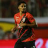 O atacante Emersonn, em jogo do Athletico