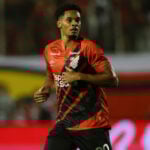O atacante Emersonn, em jogo do Athletico