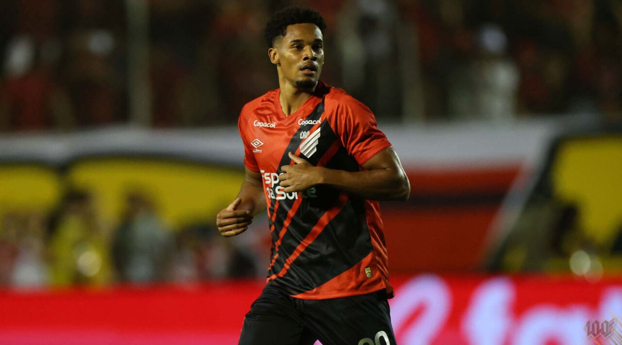 O atacante Emersonn, em jogo do Athletico