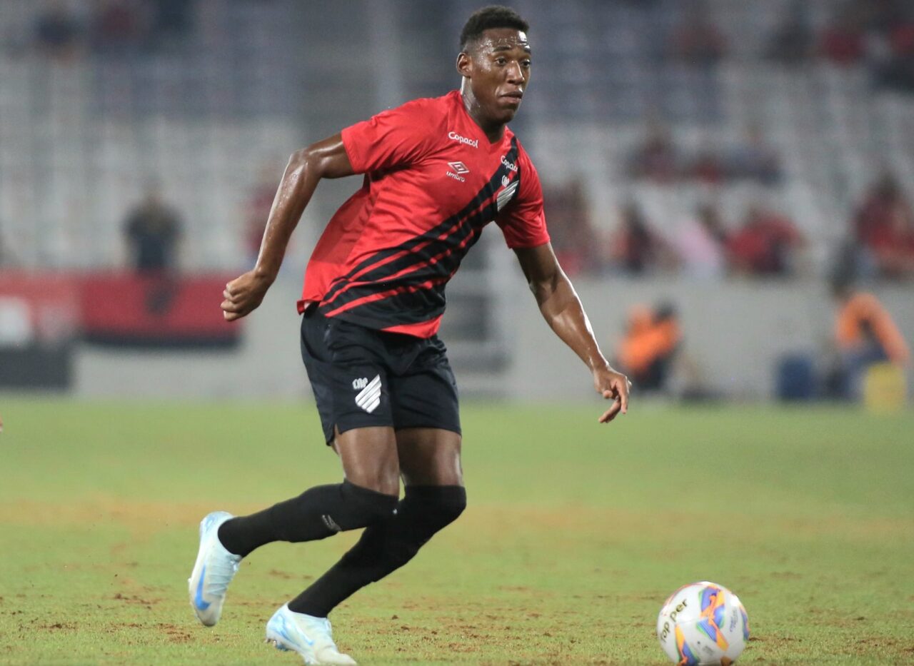 O zagueiro Léo, do Athletico