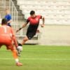 O centroavante Renan Viana, do Athletico, contra o Batel