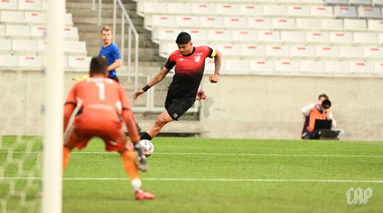 O centroavante Renan Viana, do Athletico, contra o Batel