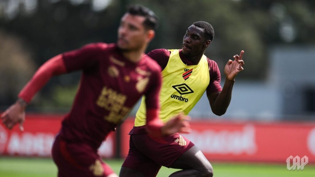 O zagueiro Carlos Terán, em treino do Athletico