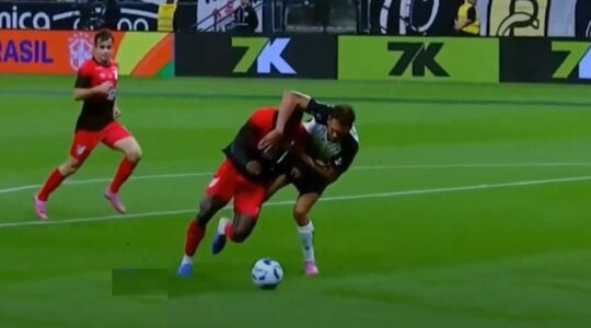 Viveros é derrubado por zagueiro do Corinthians