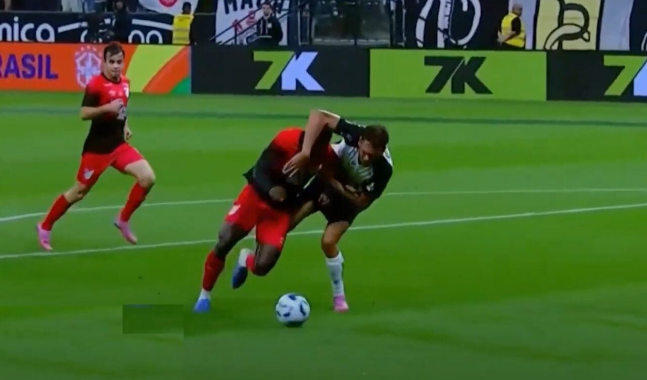 Viveros é derrubado por zagueiro do Corinthians