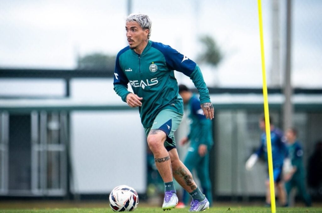 O meia Josué, em treino do Coritiba