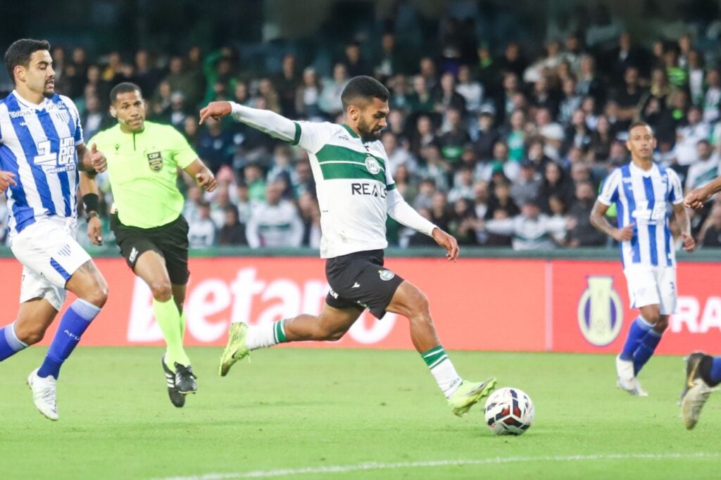 O volante Vini Paulista, do Coritiba