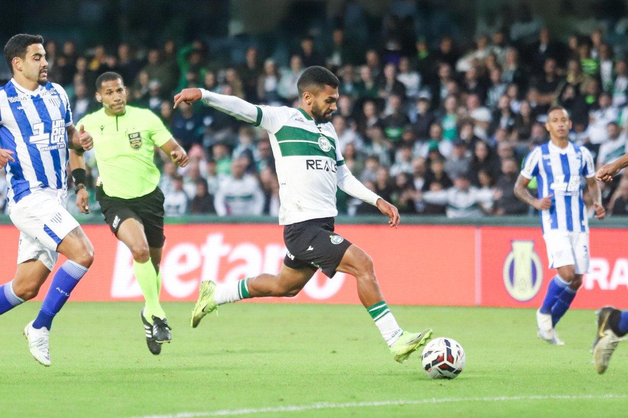 O volante Vini Paulista, do Coritiba
