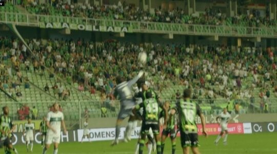 Jacy é atingido pelo goleiro do América-MG
