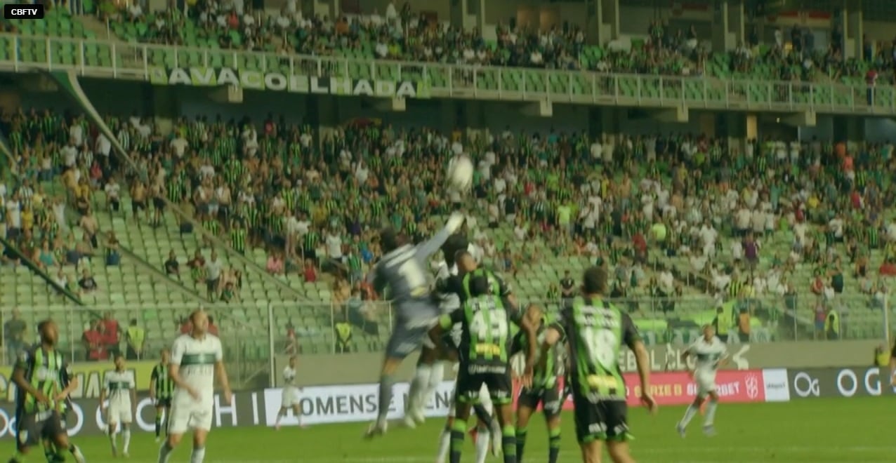 Jacy é atingido pelo goleiro do América-MG