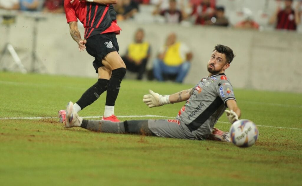 O goleiro Elias, do Operário