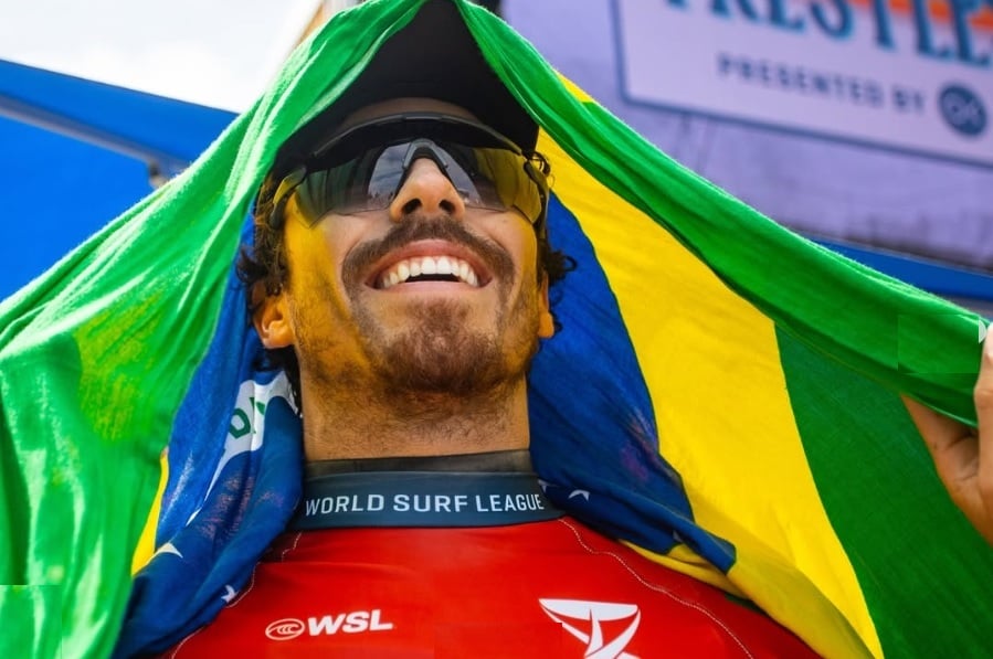 O surfista curitibano Yago Dora