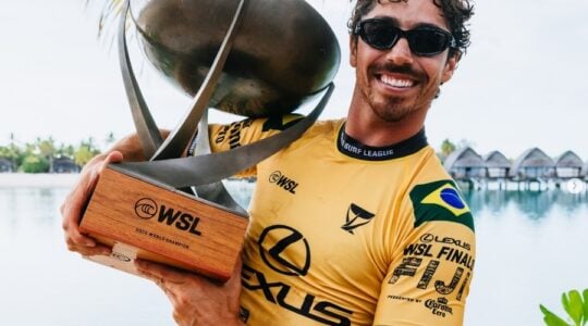 O surfista curitibano Yago Dora