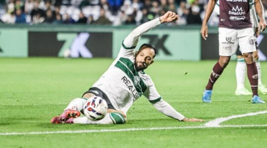 O centroavante Rodrigo Rodrigues, do Coritiba, no Couto Pereira