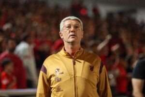 O técnico do Athletico, Odair Hellmann