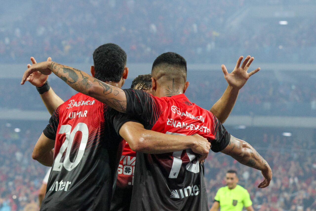 Jogadores do Athletico comemoram