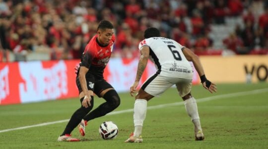 O lateral-direito Kauã Moraes, em Athletico x Athletic