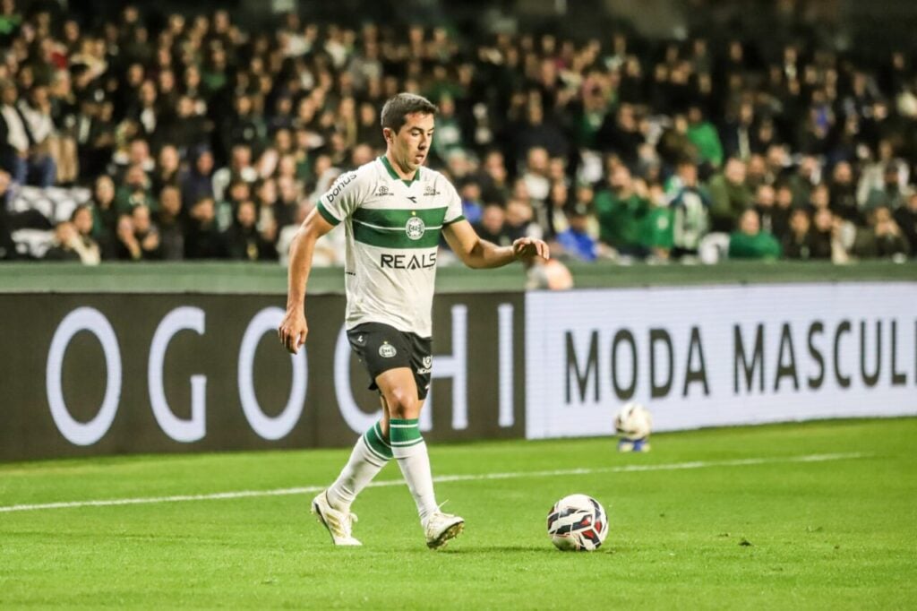 O meia Carlos De Pena: provável titular do Coritiba contra o Goiás