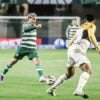 O meia Josué em Coritiba x Criciúma