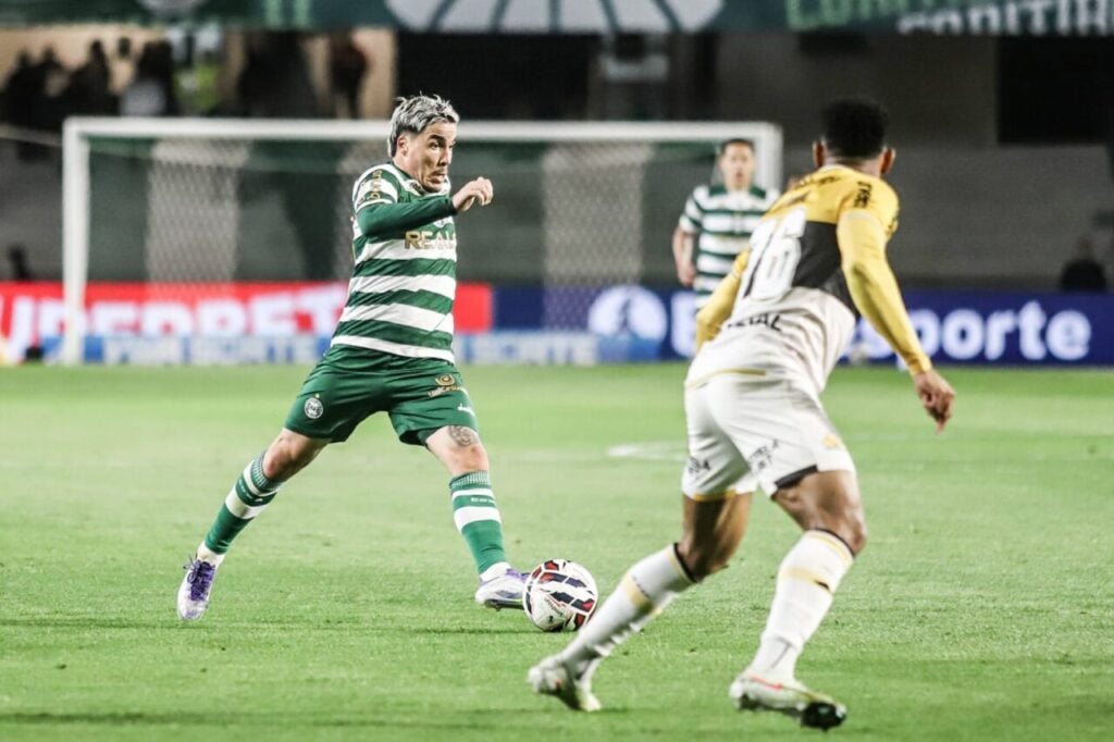 O meia Josué em Coritiba x Criciúma