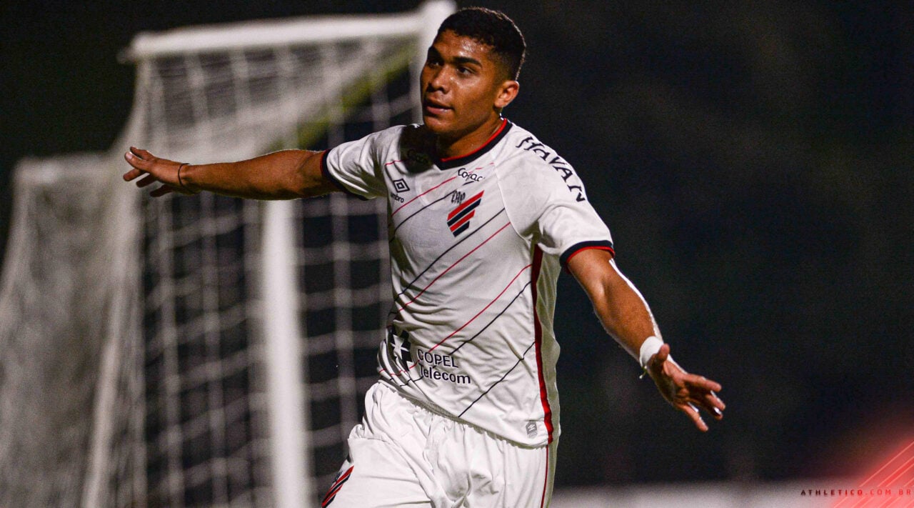 Julimar comemora gol do Athletico
