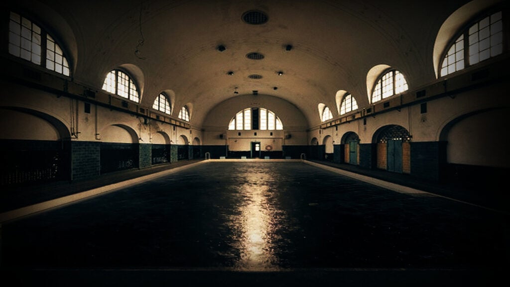 LABIRINTO_PISCINA_still_3