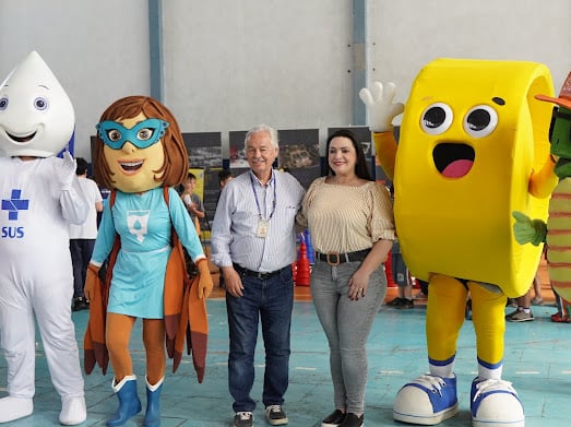 Na foto, o coordenador do programa Mário Celso e a prefeita de Carambei Elisangela Pedroso