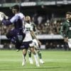 O goleiro Thiago Rodrigues, do Goiás, contra o Coritiba