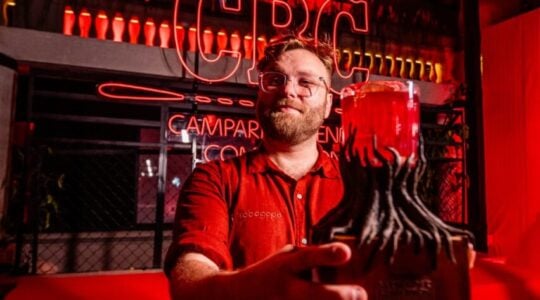 Bartender Alieksey Machinsky (foto @nubrafasari_)