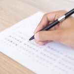 close-up-da-pessoa-que-preencher-questionario-formulario