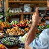 criador-de-conteudo-alimentar-filmando-uma-variedade-de-pratos-para-carregar-na-internet