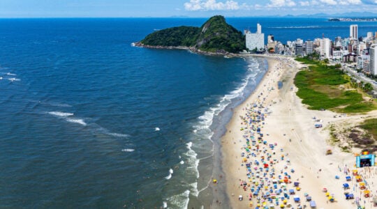 Matinhos, 11 de fevereiro de 2023 – Drone de praia no balneário Caiobá.