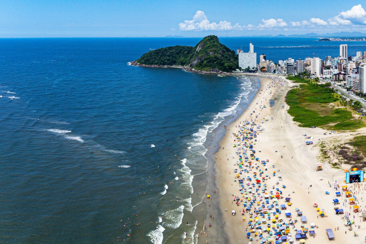 Matinhos, 11 de fevereiro de 2023 – Drone de praia no balneário Caiobá.