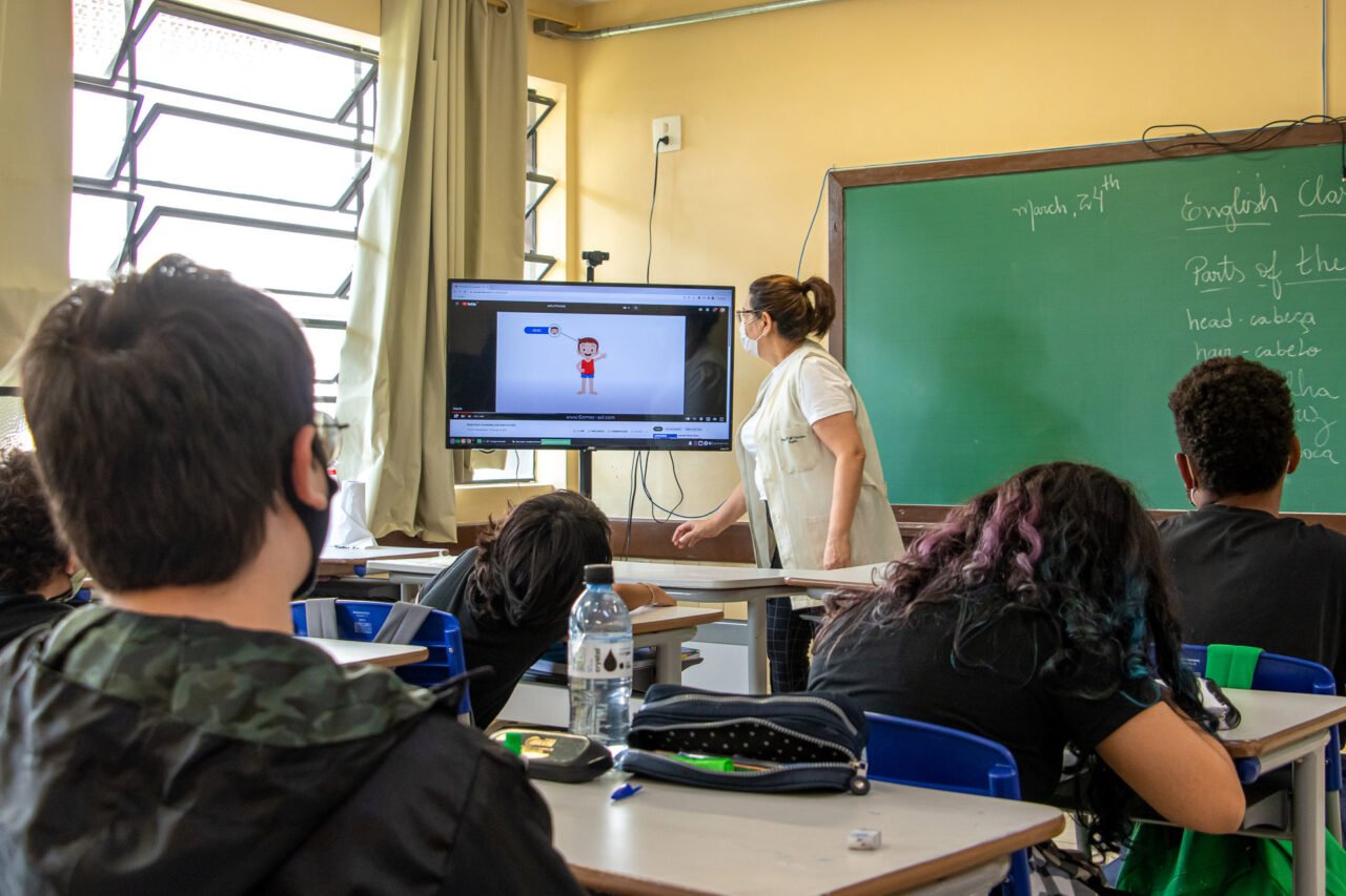 Colégios estaduais recebem 25 mil kits Educatron, com TVs e computadores –