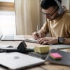 jovem-escrevendo-em-um-caderno-durante-sessao-de-estudo