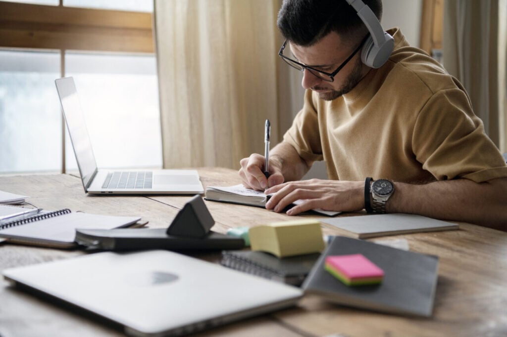 jovem-escrevendo-em-um-caderno-durante-sessao-de-estudo