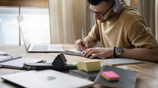jovem-escrevendo-em-um-caderno-durante-sessao-de-estudo
