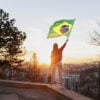 mulher-segurando-bandeira-brasileira-plano-completo