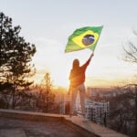 mulher-segurando-bandeira-brasileira-plano-completo