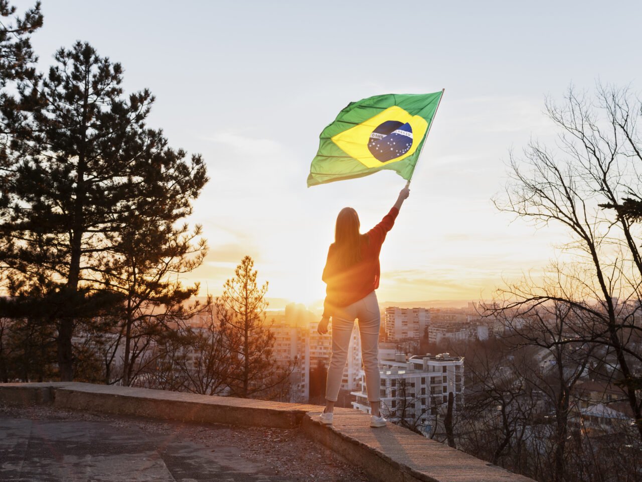 mulher-segurando-bandeira-brasileira-plano-completo