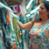 mulheres-fazer-compras-e-comprar-produtos-de-consumo-para-celebracao-dia-cliente