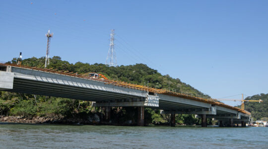 Ponte de Guaratuba chega a 73% de sua finalização, prevista para abril de 2026. (Divulgação DER/PR)