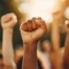 trabalhador-protestando-por-direitos-laborais