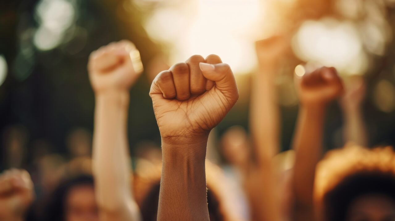 trabalhador-protestando-por-direitos-laborais